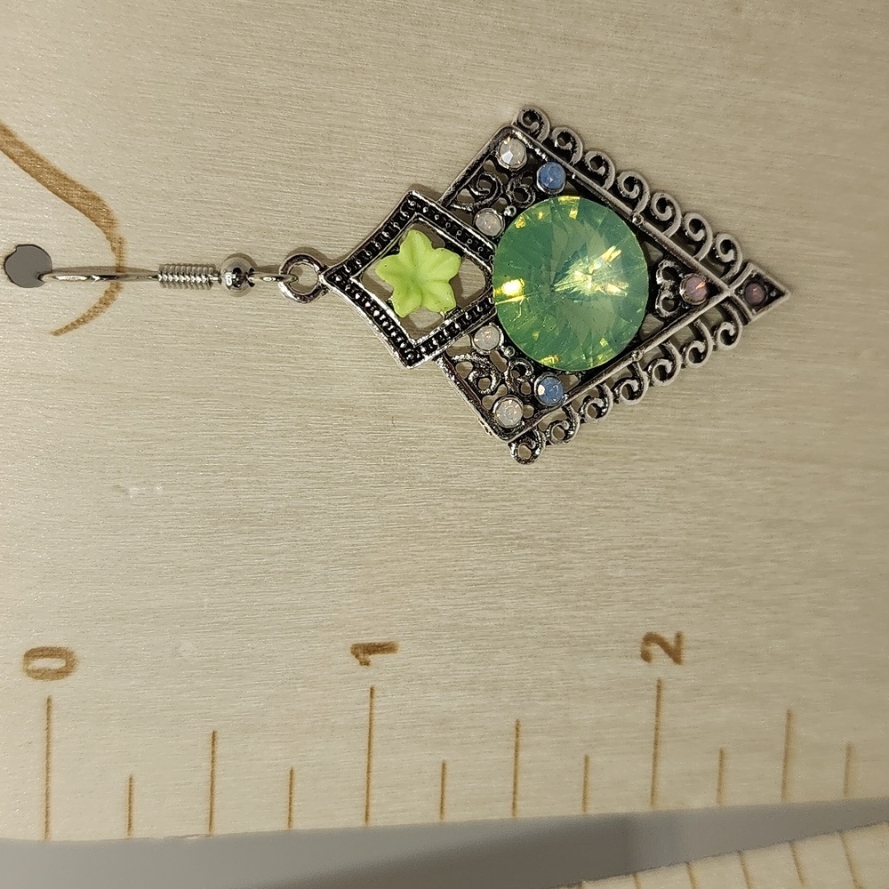 Elegant Silver and Green Earrings - Picture 6 of 6